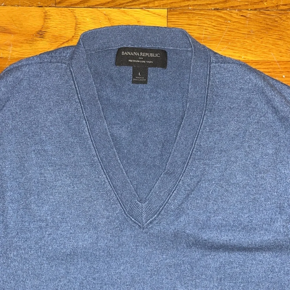 🌴⭐️ Banana Republic V Neck Sweater - EUC